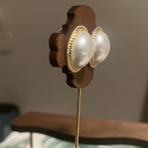Hepburn-Inspired Vintage Pearl Earrings - Picture 3 of 7